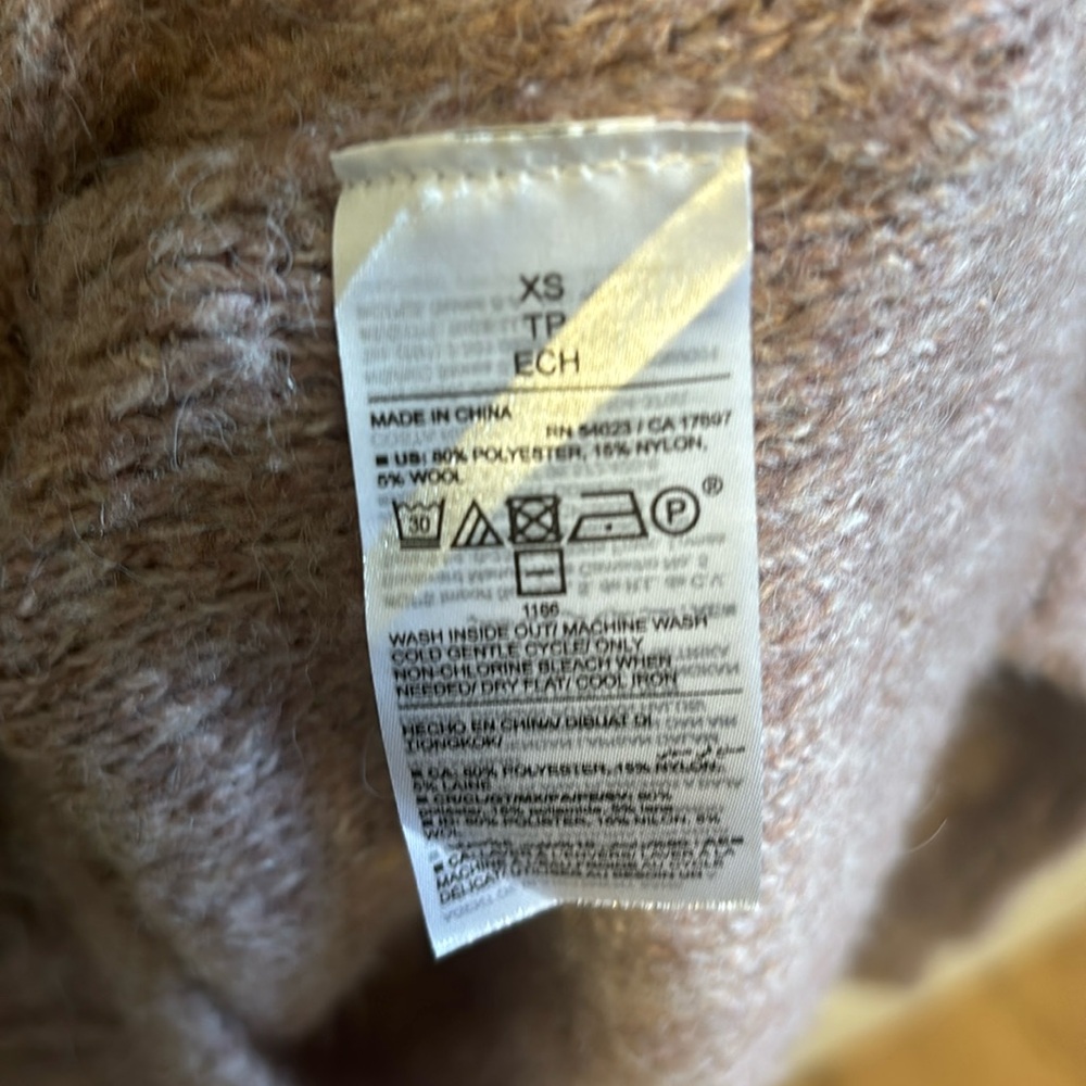 Old Navy wool blend cable knit sweater. - Picture 6 of 6